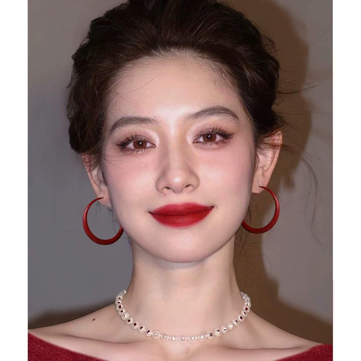 Retro Hong Kong-style red circle earrings exude a sense of sophistication and elegance, making the face look smaller and more beautiful. Christmas whitening earrings, ear ring accessories, earrings details Picture