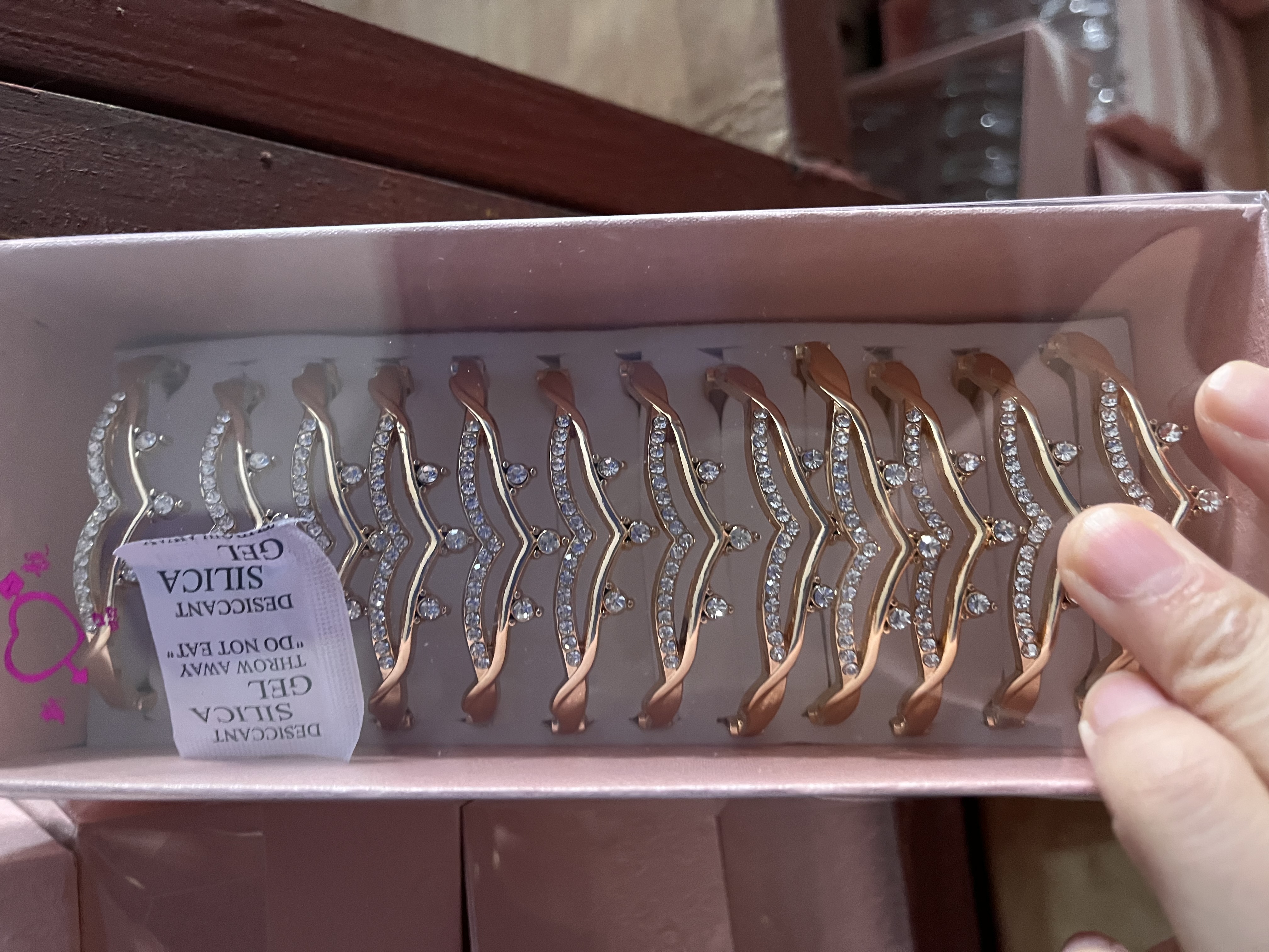 Fashionable alloy bracelet, sand gold copper acrylic color-coated simple and versatile ladies' bracelet, accessory bracelet, stainless steel bracelet, acrylic color-coated bracelet, sand gold copper sand gold bracelet, sand gold copper stainless steel bracelet, acrylic color-coated bracelet