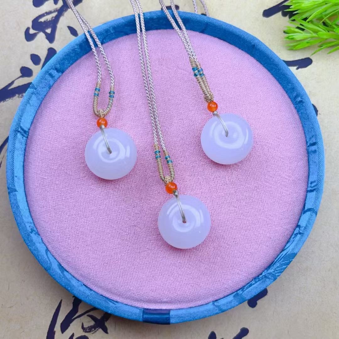 【和田羊脂白玉宝宝小胖扣】

规格约：19-20mm，厚度11.5-12.5mm
货号668899
  原矿老料，羊脂白产品图