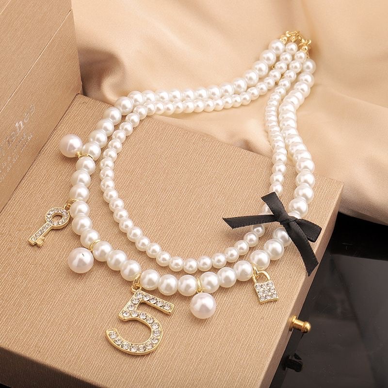 Elegant pearl imitation necklace with a collarbone fragrance style, light luxury high-end woven ins women's short Chanel style, multi-layered 5-shaped neck chain. Elegant pearl imitation necklace with a collarbone fragrance style, light luxury high-end woven ins women's short Chanel style, multi-layered Application Scenario