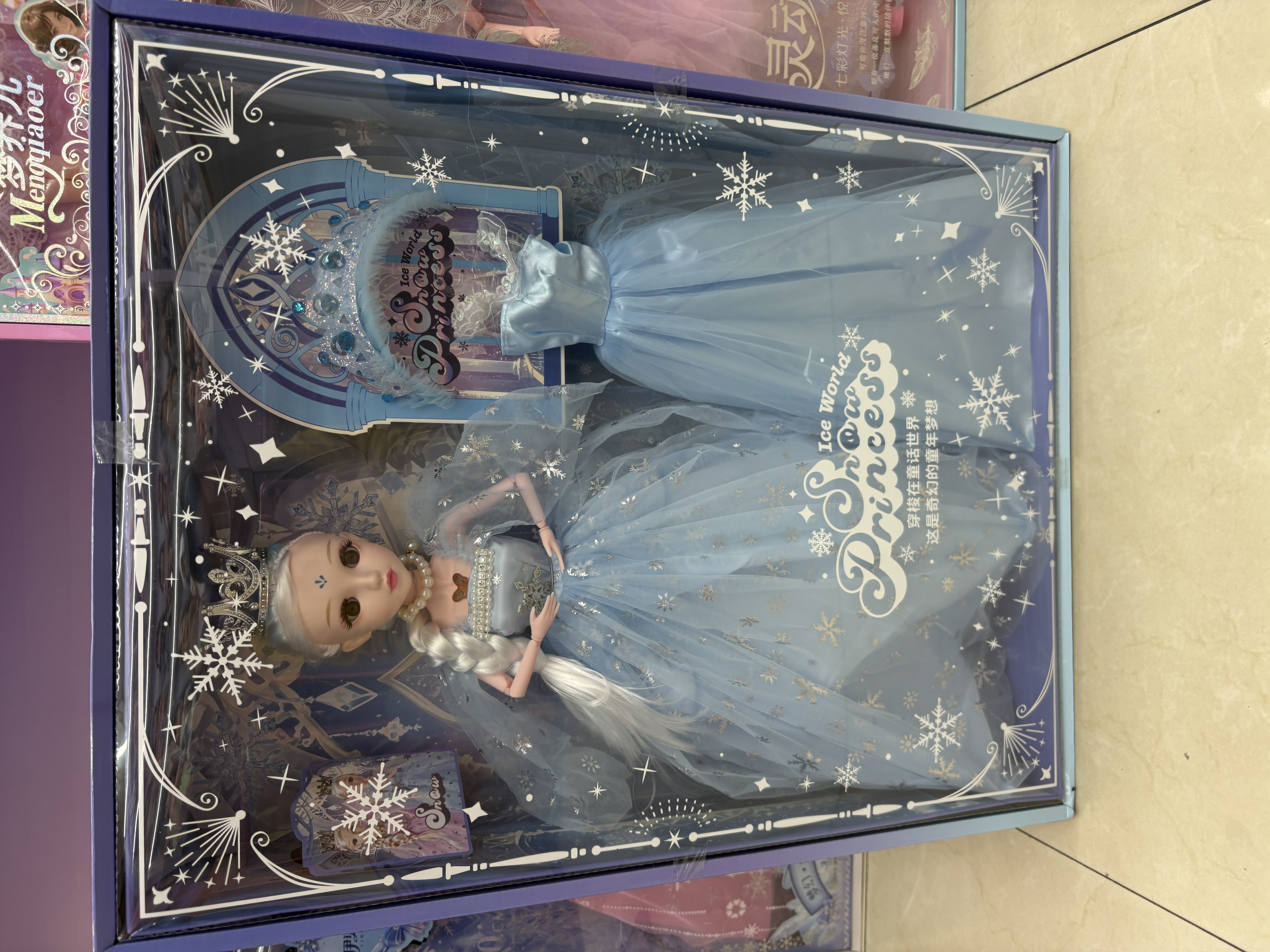 60公分公主娃娃套装，佩戴精美头饰和项链，仿真眼睫毛，带灯光，唱歌讲故事，全开窗礼盒包装。详情图2