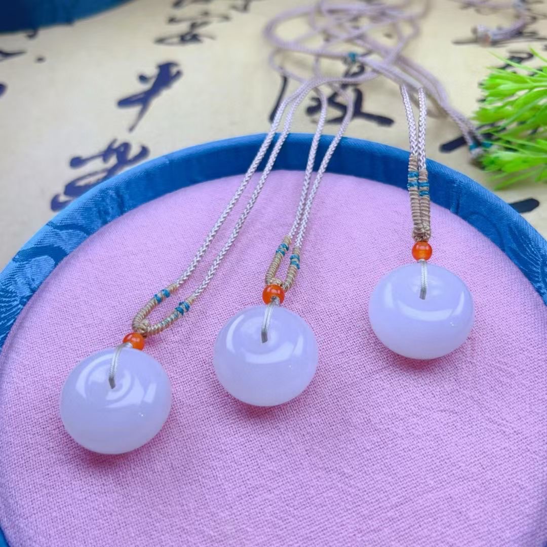 【和田羊脂白玉宝宝小胖扣】

规格约：19-20mm，厚度11.5-12.5mm
货号668899
  原矿老料，羊脂白细节图