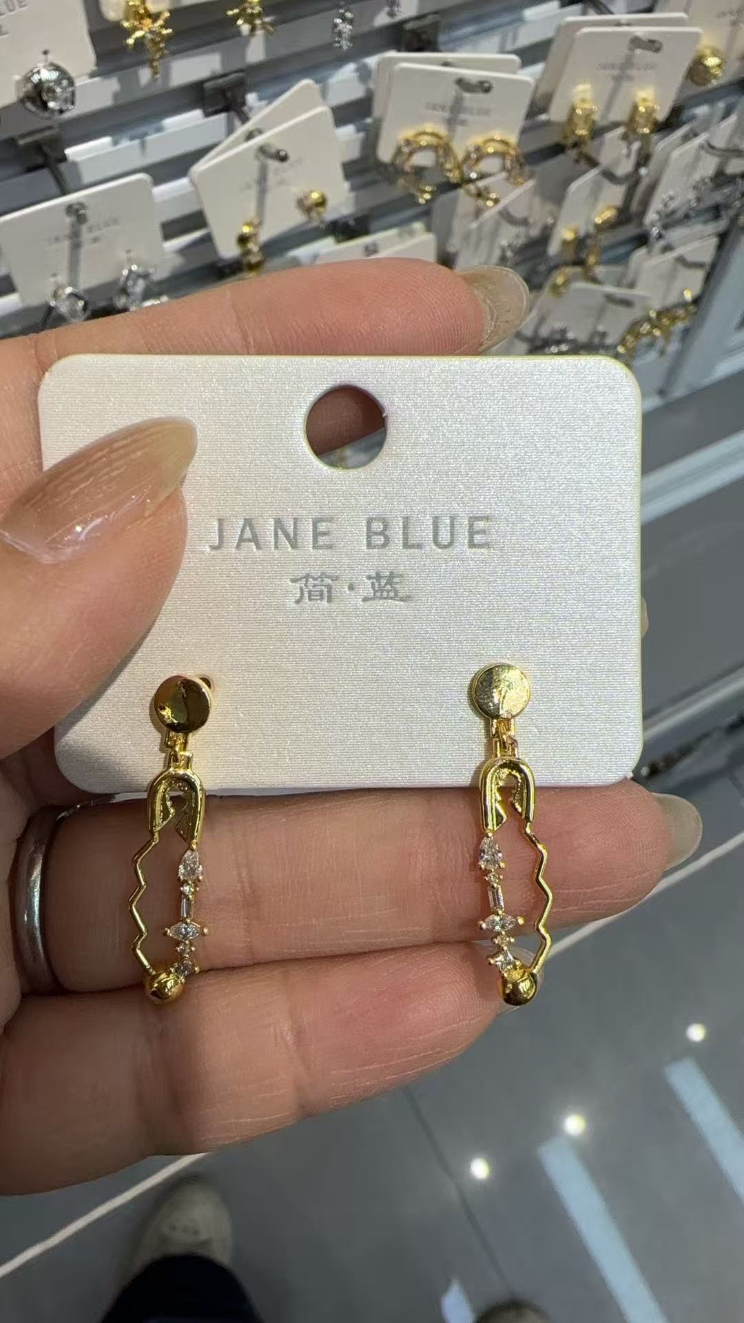 New eco-friendly brass, fashionable welded zircon earrings, simple earrings, versatile earrings for women's charm, trendy earrings, style accessories, earrings Application Scenario