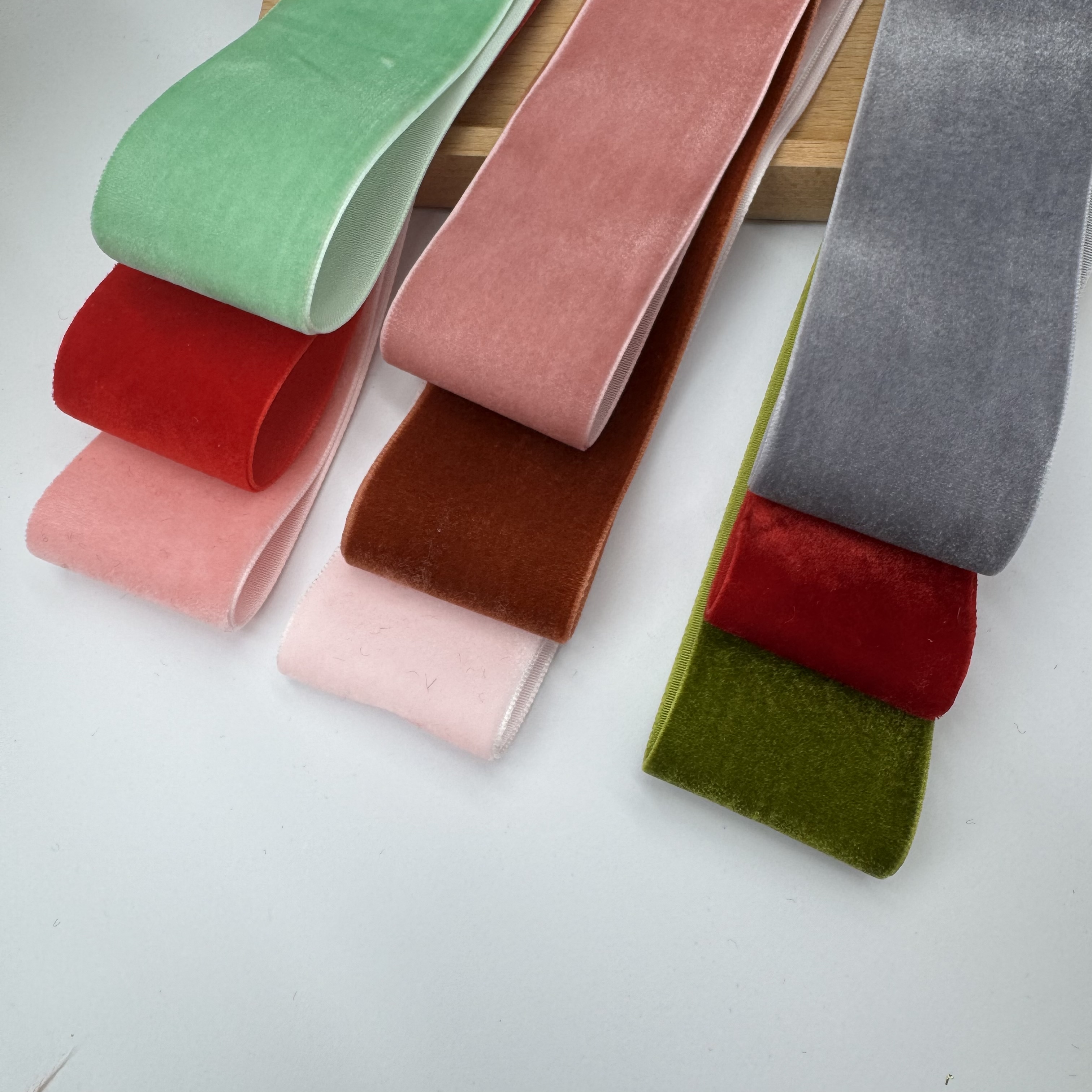 38mm wide single-sided velvet ribbon, velvet satin ribbon, flocked belt, bow tie decoration, bow tie, shoe flower webbing Application Scenario