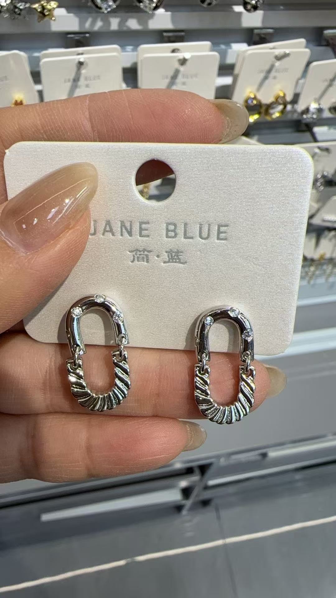 New eco-friendly brass, fashionable welded zircon earrings, simple earrings, versatile earrings for women's charm, trendy earrings style, heart shape Application Scenario