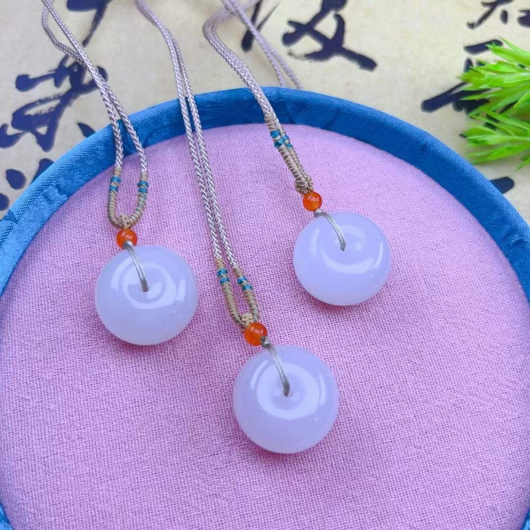 【和田羊脂白玉宝宝小胖扣】

规格约：19-20mm，厚度11.5-12.5mm
货号668899
  原矿老料，羊脂白