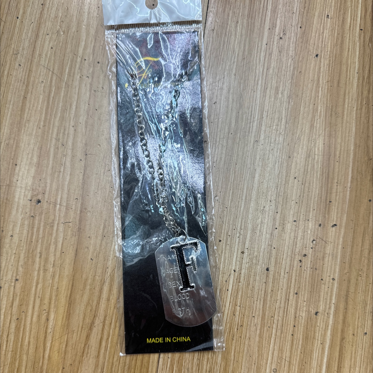 纽链配大牌字母设计简约大气时尚个性潮流中东南美流行款