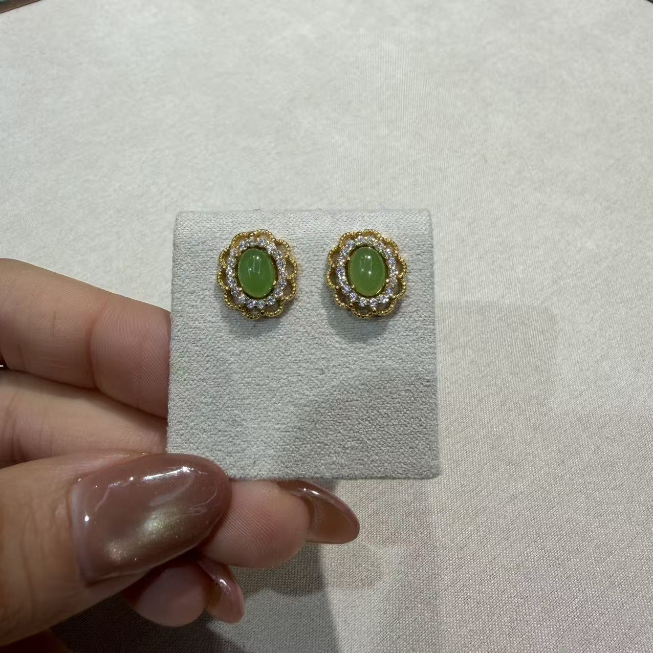 【一妃聚宝】天然和田玉苹果绿耳钉简约大方银镶满锆耳环时尚小众百搭耳饰女产品图