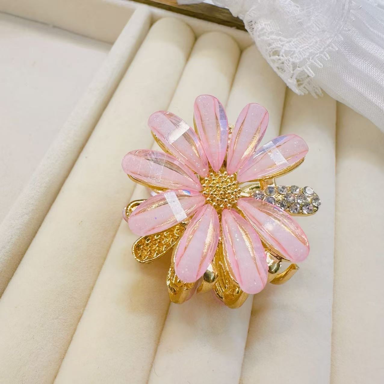 Medium-sized alloy gripper 4 cm, medium-sized high ponytail semi-tied hair gripper, exquisite small Daisy hair gripper at the back of the head, small hair volume gripper detail image 4