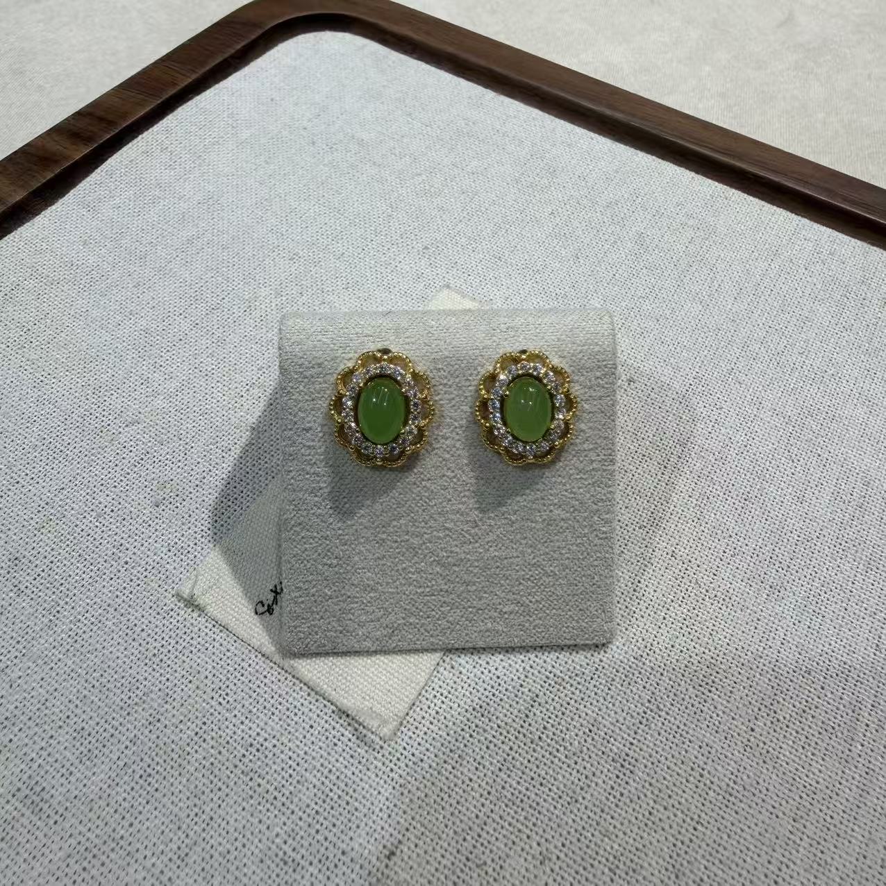 【一妃聚宝】天然和田玉苹果绿耳钉简约大方银镶满锆耳环时尚小众百搭耳饰女详情图3