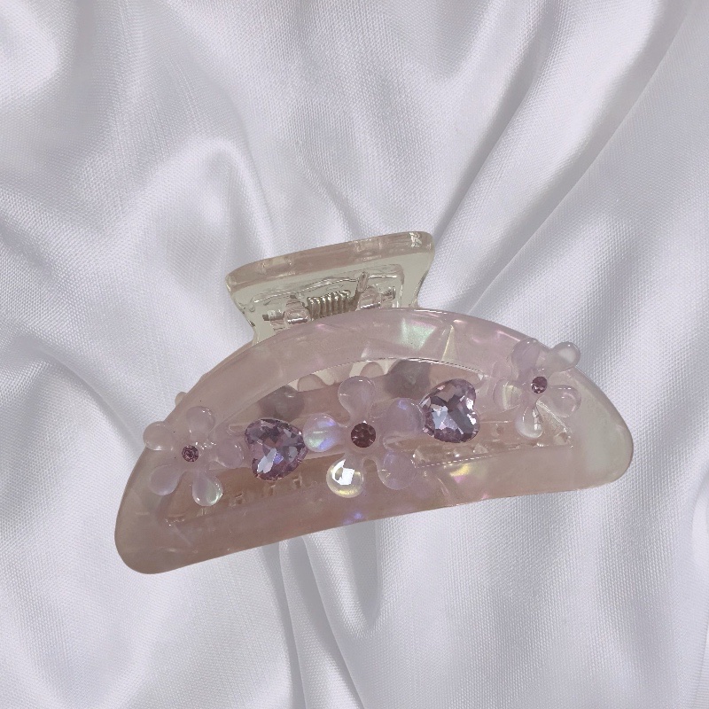 A sweet and delicate girl with a flower-shaped updo, a shark clip, and a light luxury color diamond grab clip hair accessory details Picture