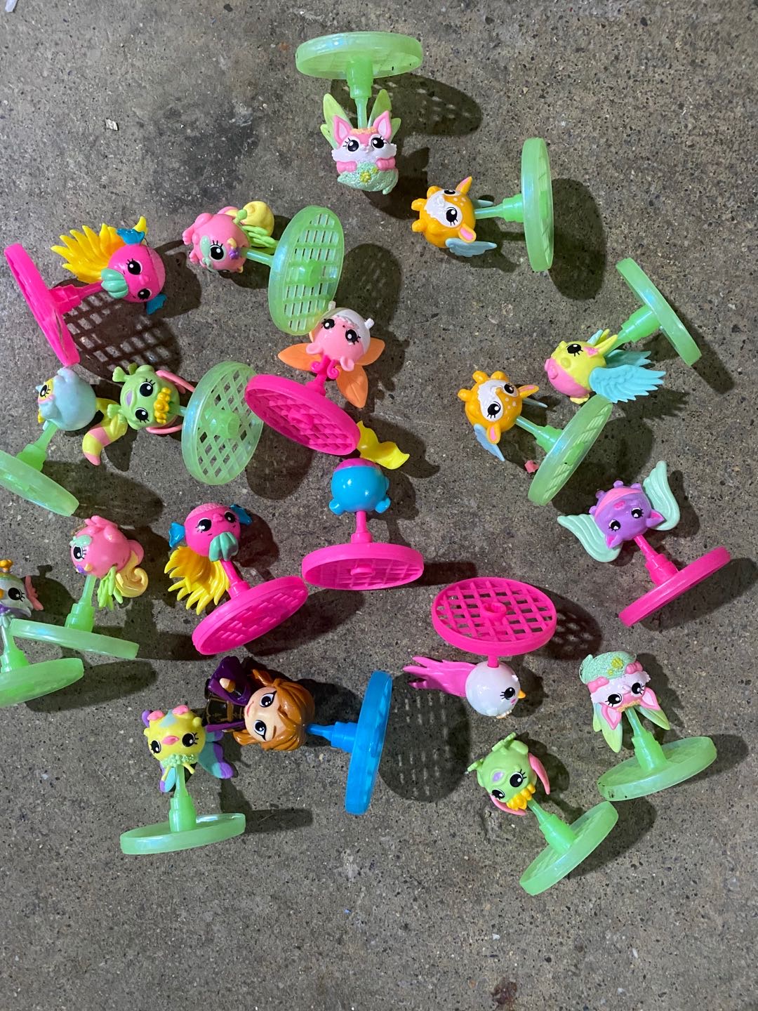 抱心熊毛绒花玩具耳饰真皮材质温馨可爱适合赠礼各种纽蛋公仔，儿童节的礼物，各种拼装玩具超级可爱，小孩都非常喜欢的礼物产品图