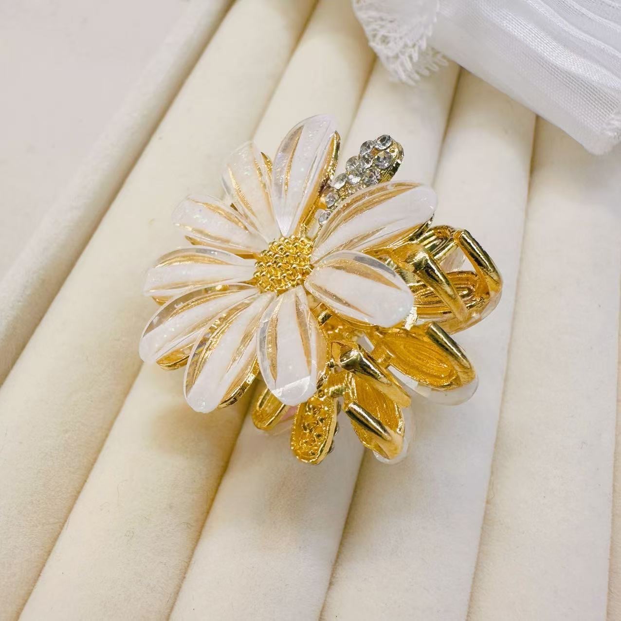 Medium-sized alloy gripper 4 cm, medium-sized high ponytail semi-tied hair gripper, exquisite small Daisy hair gripper at the back of the head, small hair volume gripper detail image 3