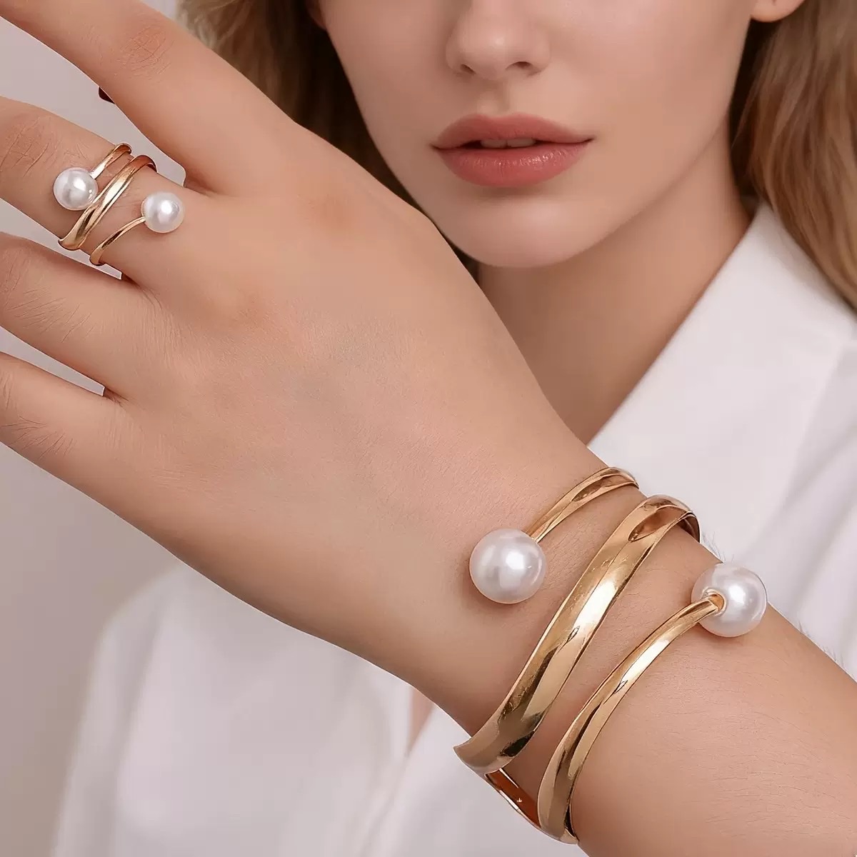 Fashionable stainless steel bracelet, sand gold copper acrylic color-coated, simple and versatile ladies' bracelet accessory, bracelet