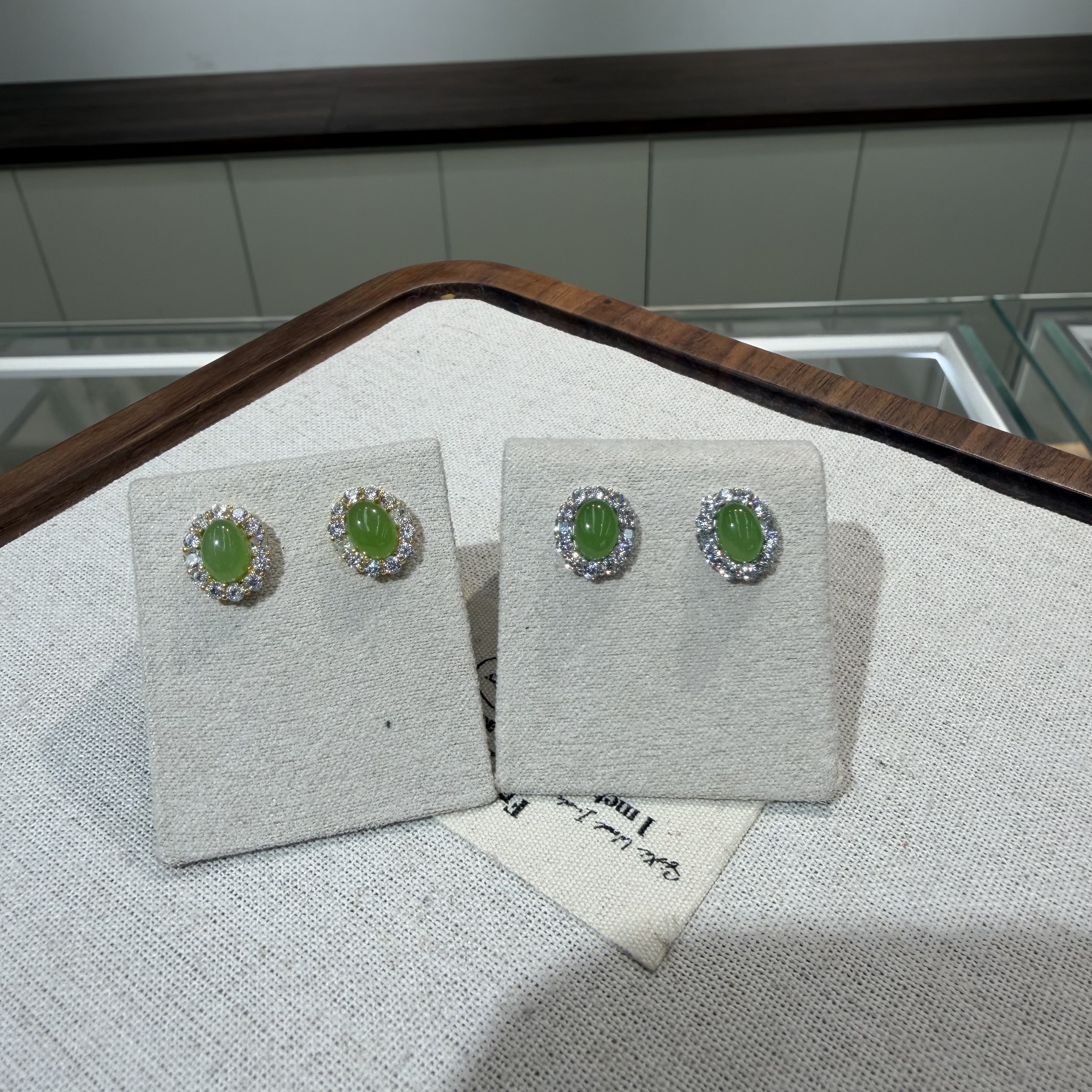 【一妃聚宝】新款和田玉苹果绿耳环S0925耳钉料子浓郁水润仙气灵动白底实物图