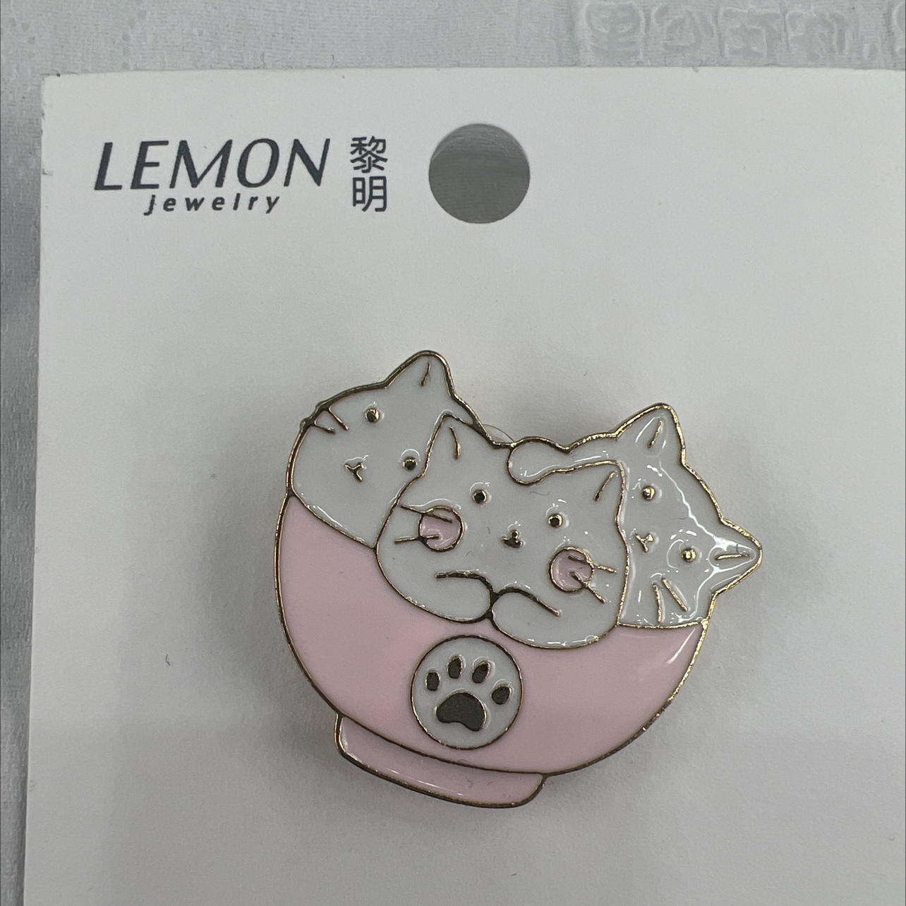 这是一款猫咪图案的胸针,高端大气上档次胸针