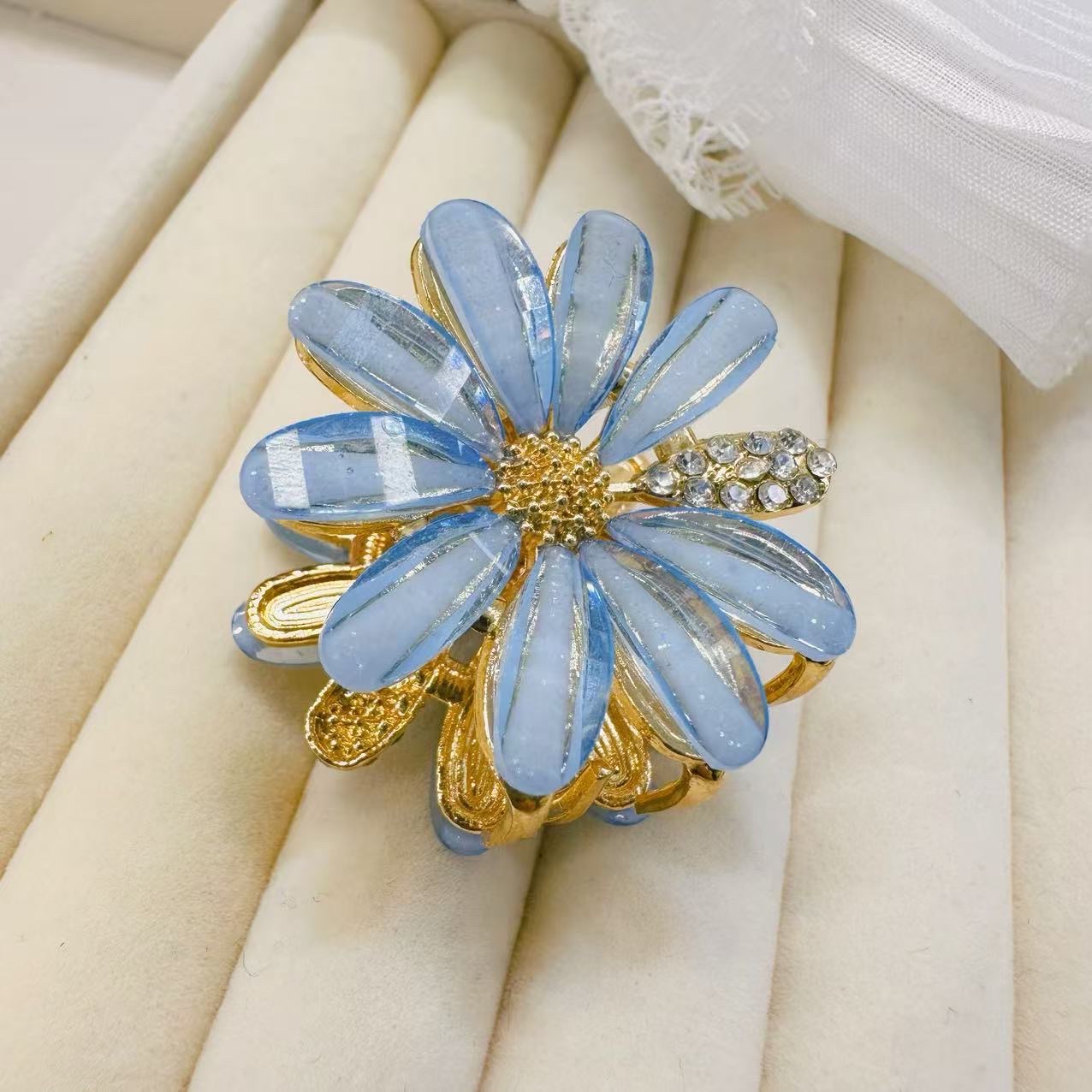 Medium-sized alloy gripper 4 cm, medium-sized high ponytail semi-tied hair gripper, exquisite small Daisy hair gripper at the back of the head, small hair volume gripper Item Picture