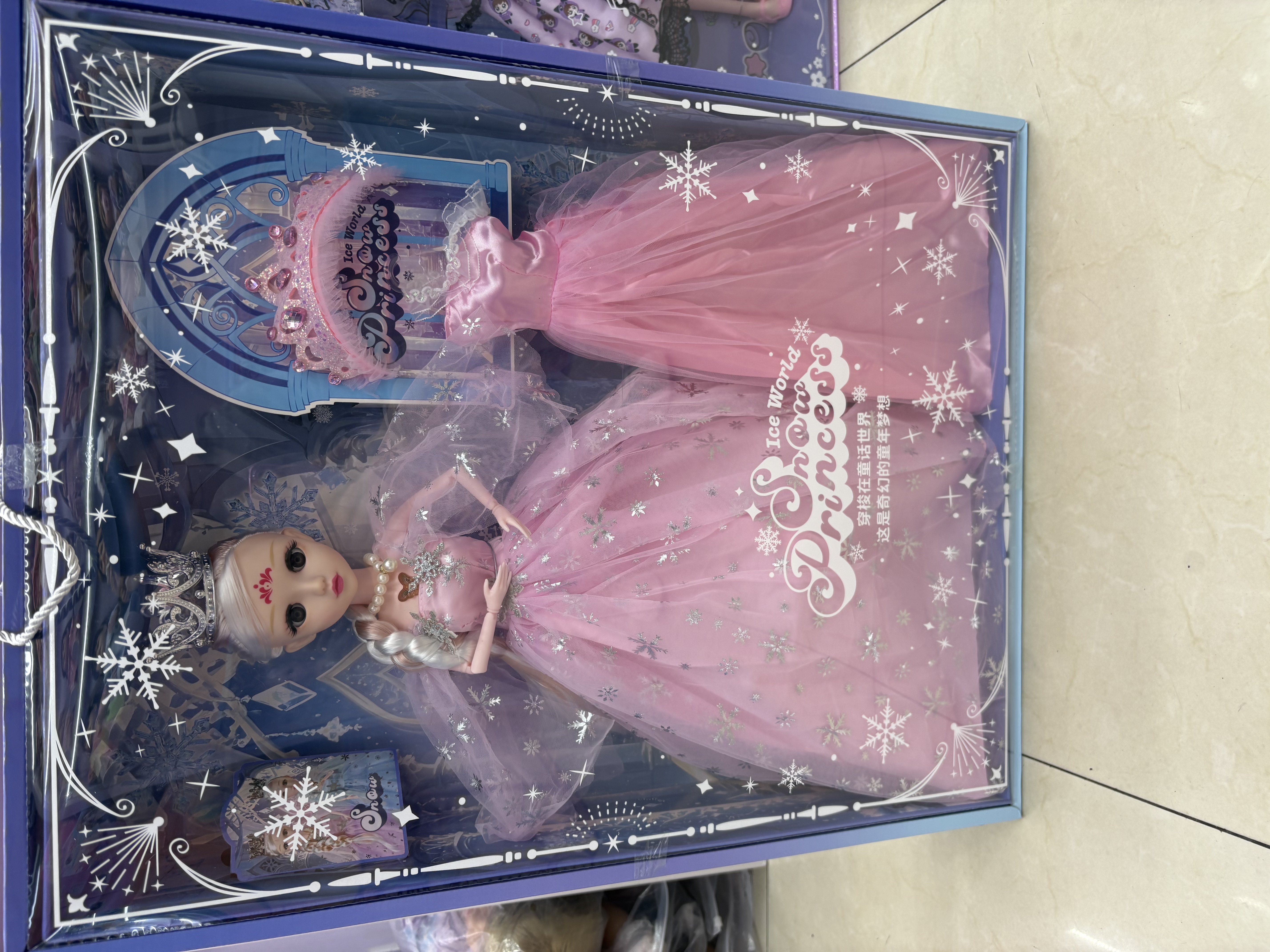 60公分公主娃娃套装，佩戴精美头饰和项链，仿真眼睫毛，带灯光，唱歌讲故事，全开窗礼盒包装。详情图3