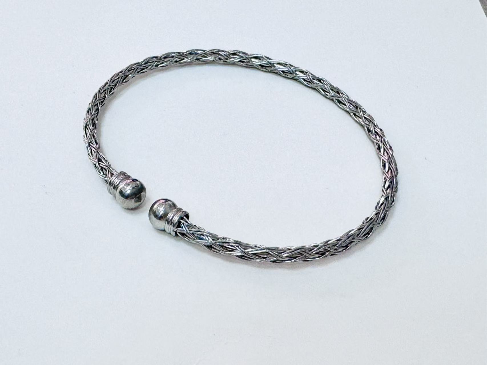 Stainless steel bracelet: Fashionable, simple and versatile ladies' accessories. Stainless steel bracelet