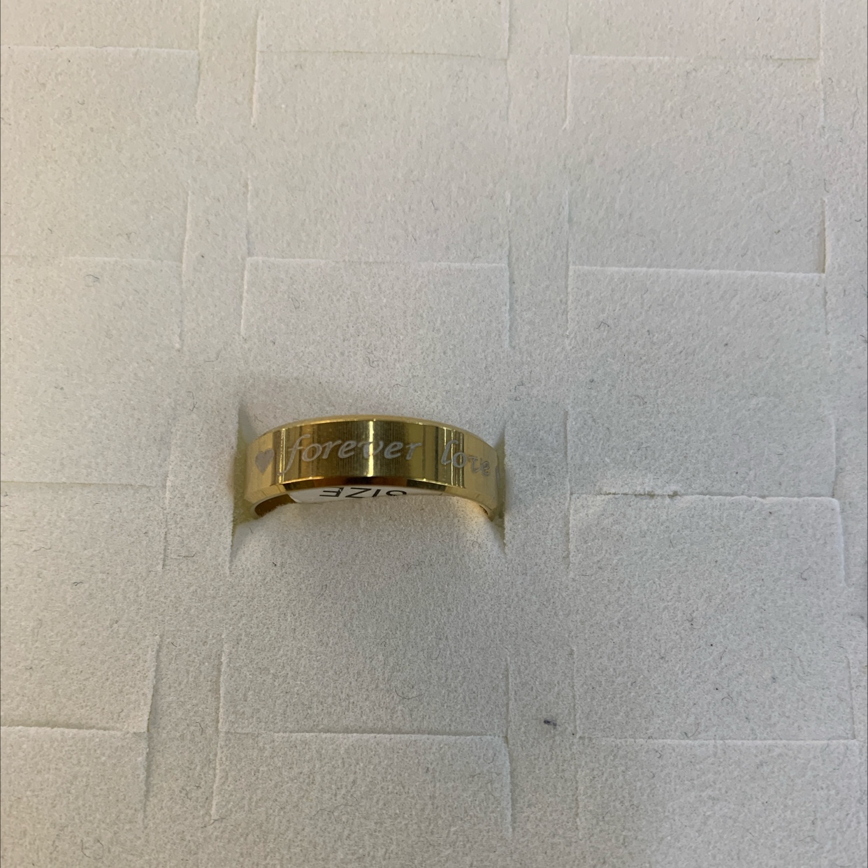 程洁不锈钢材质戒指金色字母印花款式简约时尚个性气质戒指细节图