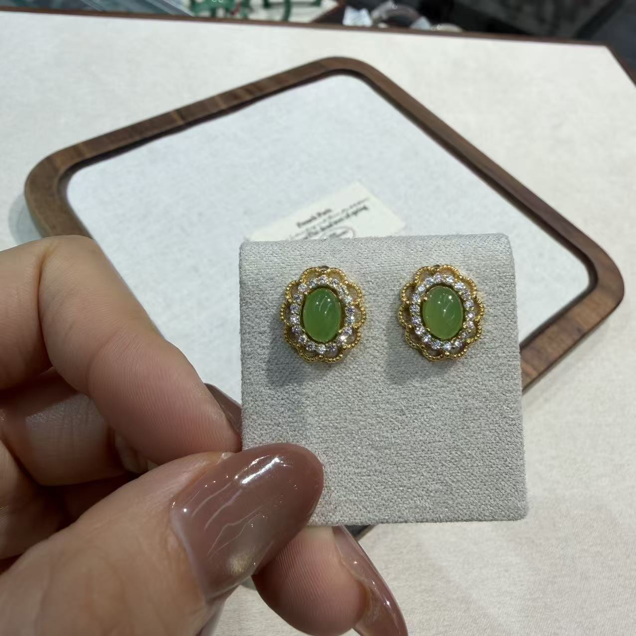 【一妃聚宝】天然和田玉苹果绿耳钉简约大方银镶满锆耳环时尚小众百搭耳饰女详情图2