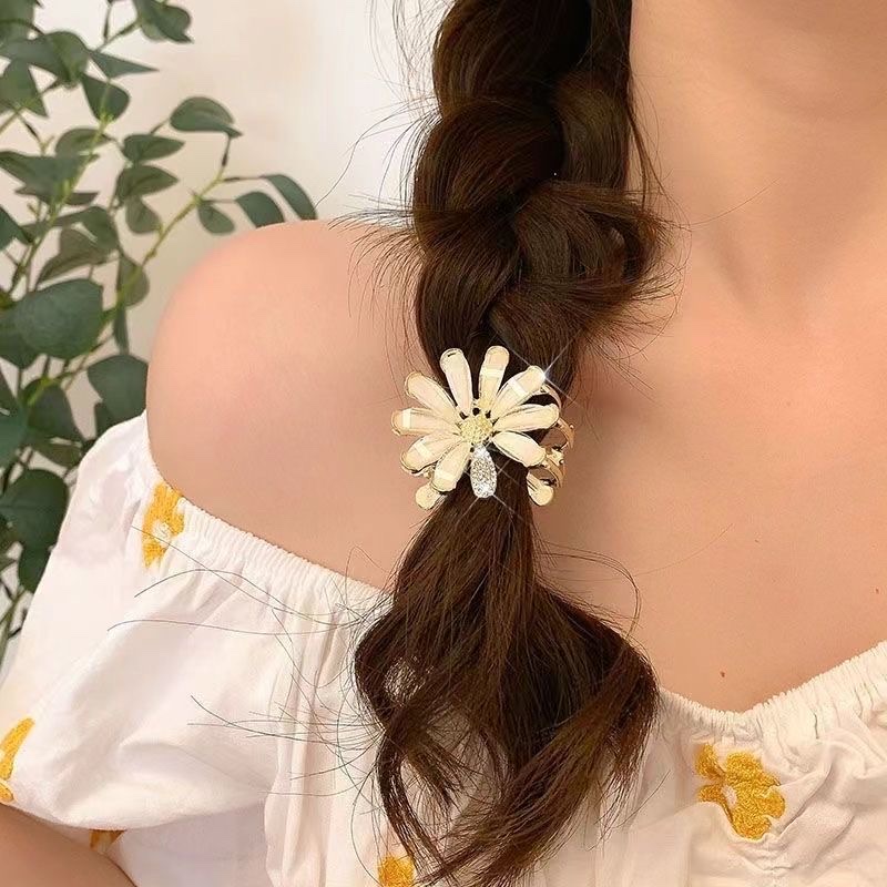Medium-sized alloy gripper 4 cm, medium-sized high ponytail semi-tied hair gripper, exquisite small Daisy hair gripper at the back of the head, small hair volume gripper details Picture
