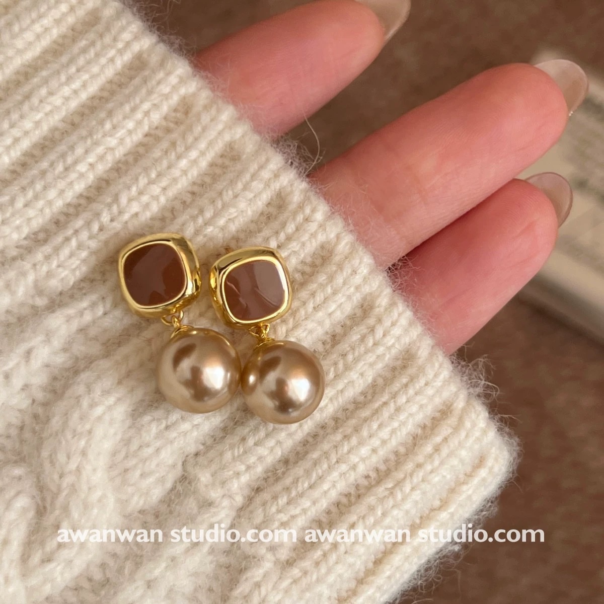 法式独特适合秋冬的焦糖色气质珍珠耳环轻奢高级感耳钉女2025年新款