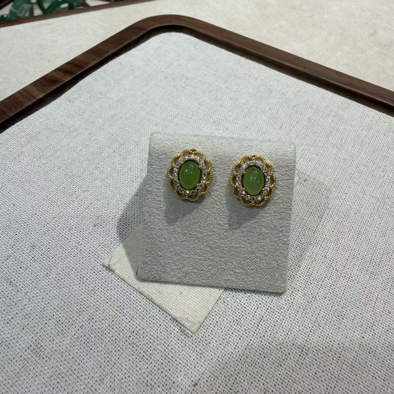 【一妃聚宝】天然和田玉苹果绿耳钉简约大方银镶满锆耳环时尚小众百搭耳饰女细节图