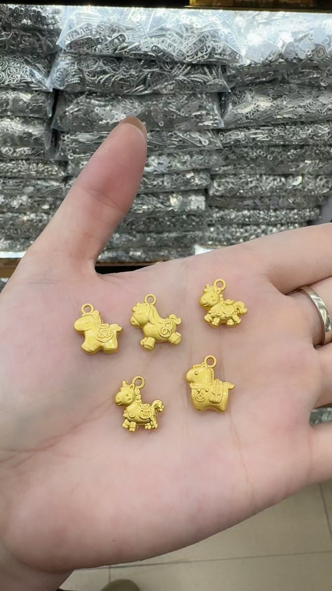 马年，五马到齐