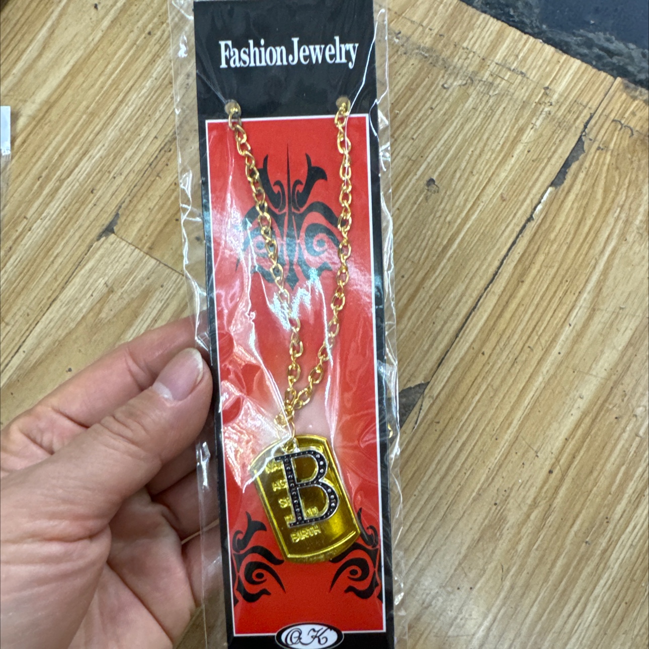 金色纽链配框设计字母项链中东南非流行元素设计时尚简约大气个性百搭款细节图