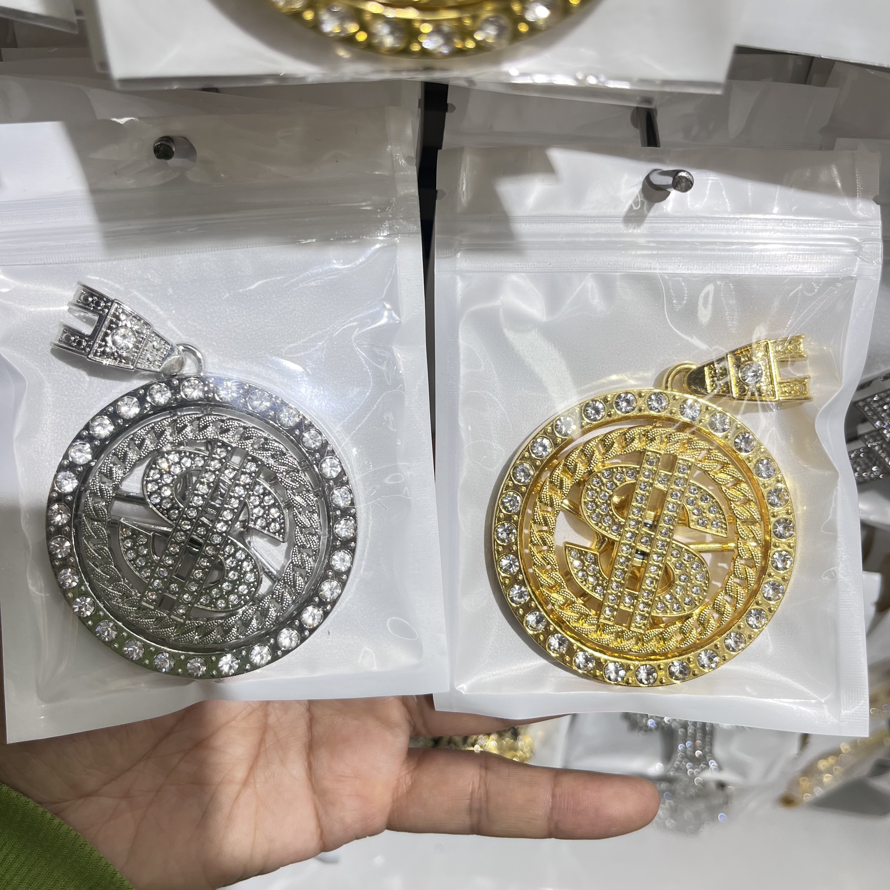 HIPHOPJEWELRY men's oversized pendant, a cross-border bestseller, is a full-diamond rotating US dollar pendant and a full-diamond Cuban chain rotating pendant Item Picture