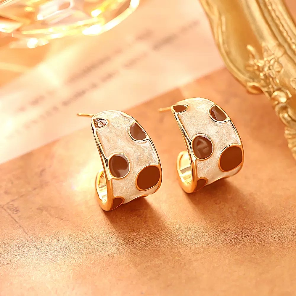 Ankela Red retro polka dot earrings, a niche design, Hong Kong-style fashionable and individual stud earrings, new autumn and winter earrings wholesale accessories, popular new styles in 2025 details Picture