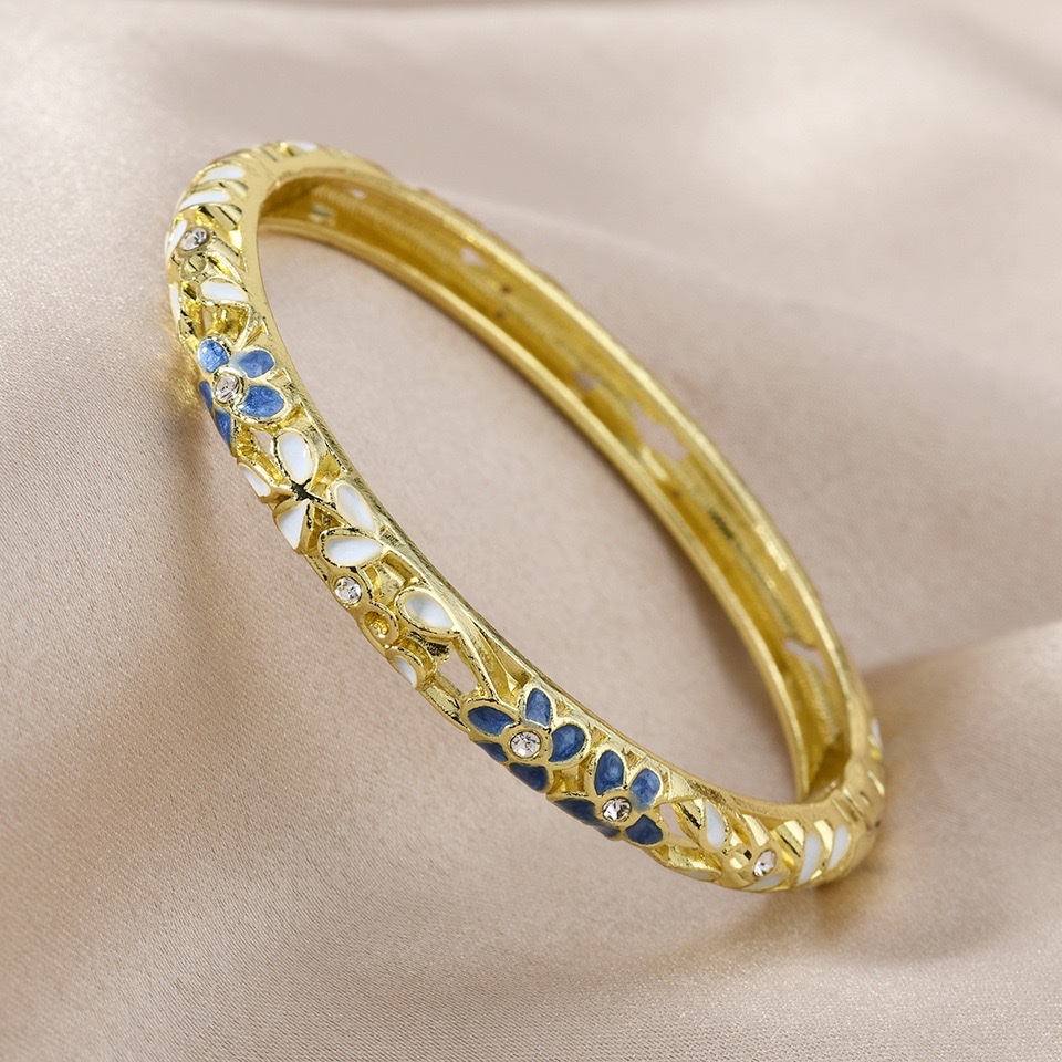 This retro and fashionable bracelet can be customized in color with spring dyeing. It is a simple and versatile ladies' bracelet accessory with enamel detail image 4