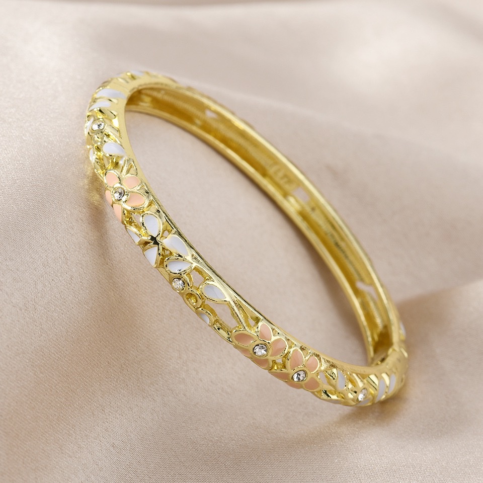 This retro and fashionable bracelet can be customized in color with spring dyeing. It is a simple and versatile ladies' bracelet accessory with enamel detail image 7