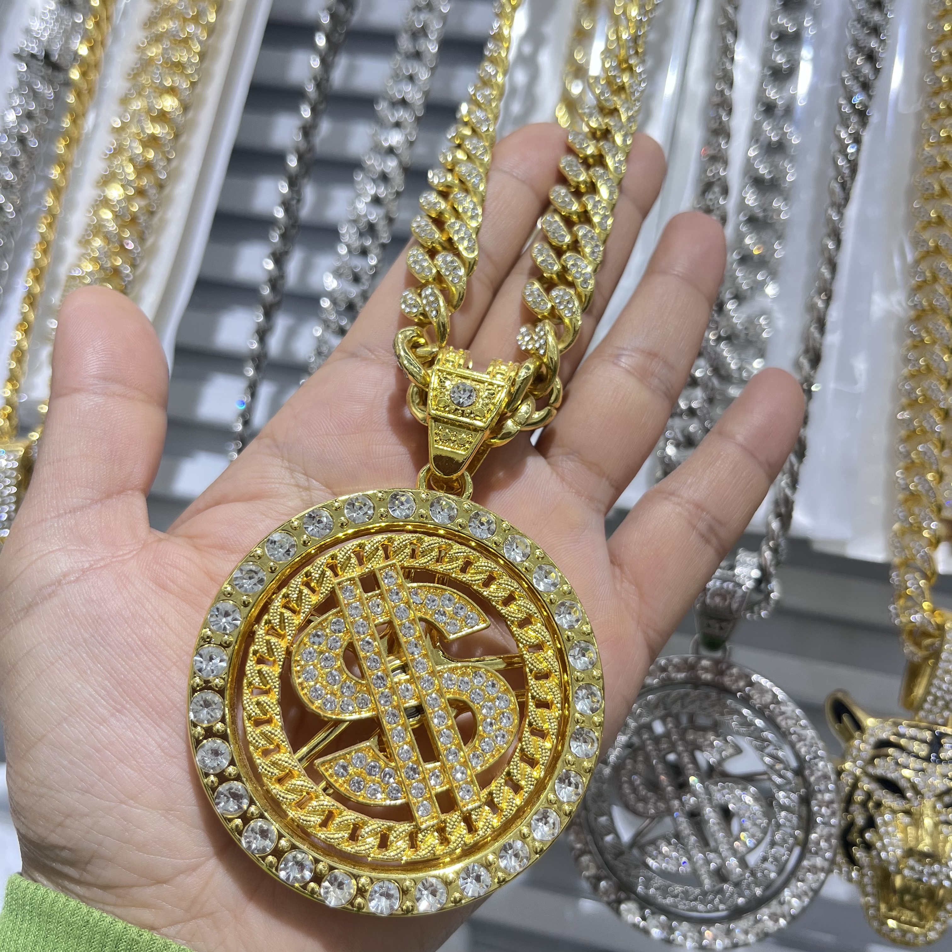 HIPHOPJEWELRY men's oversized pendant, a cross-border bestseller, is a full-diamond rotating US dollar pendant and a full-diamond Cuban chain rotating pendant details Picture
