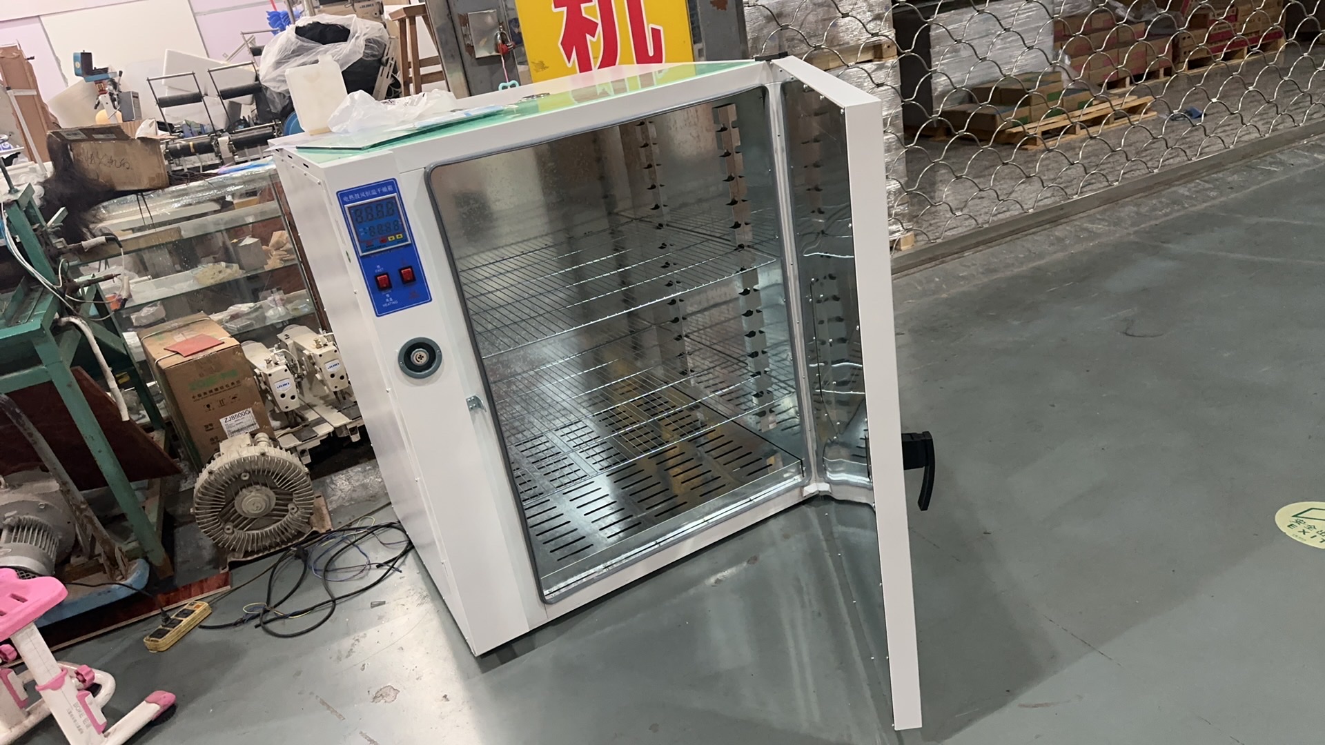 When making a wig to simulate a scalp in an oven, apply the German granular gelation heat to the oven at a constant temperature of 57 degrees for half an hour. The forming temperature accuracy is 1 degree, with a temperature difference of 220 volts. It is suitable for a 16-ampere current socket details Picture