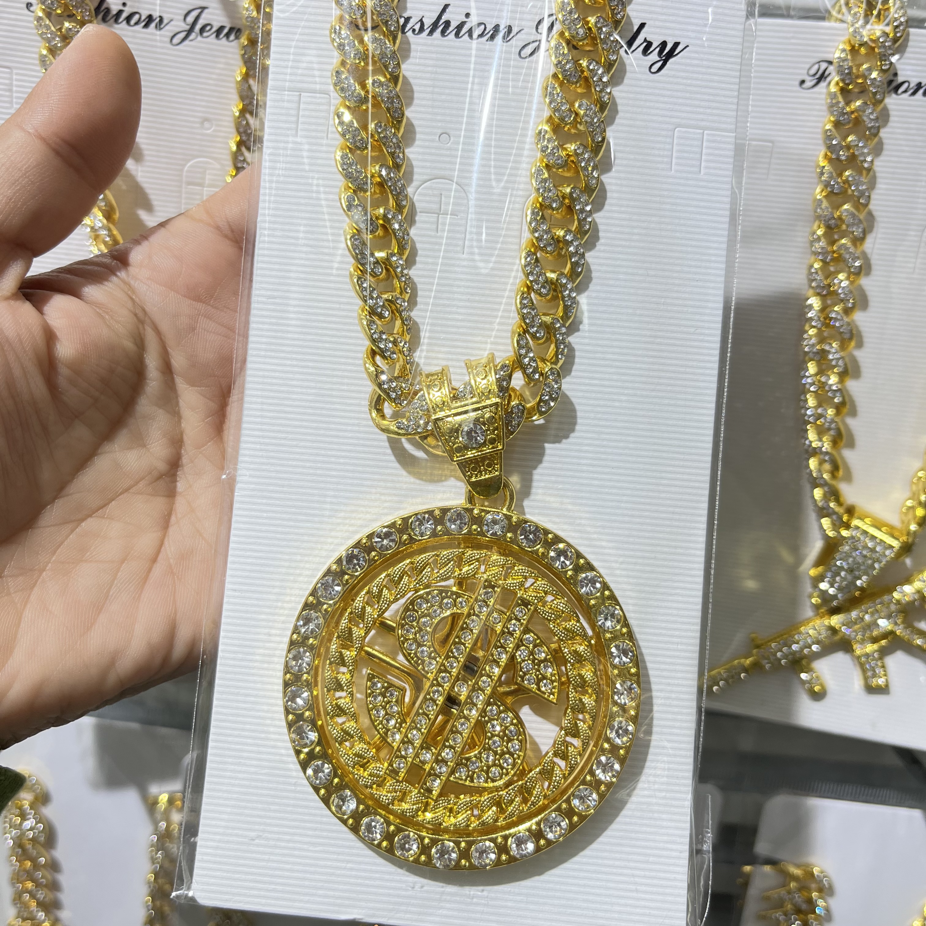 HIPHOPJEWELRY men's oversized pendant, a cross-border bestseller, is a full-diamond rotating US dollar pendant and a full-diamond Cuban chain rotating pendant Application Scenario