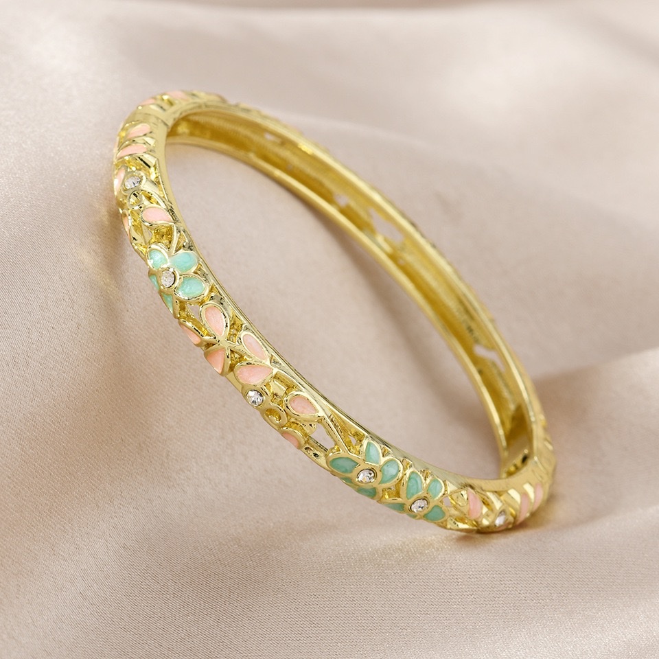 This retro and fashionable bracelet can be customized in color with spring dyeing. It is a simple and versatile ladies' bracelet accessory with enamel detail image 2