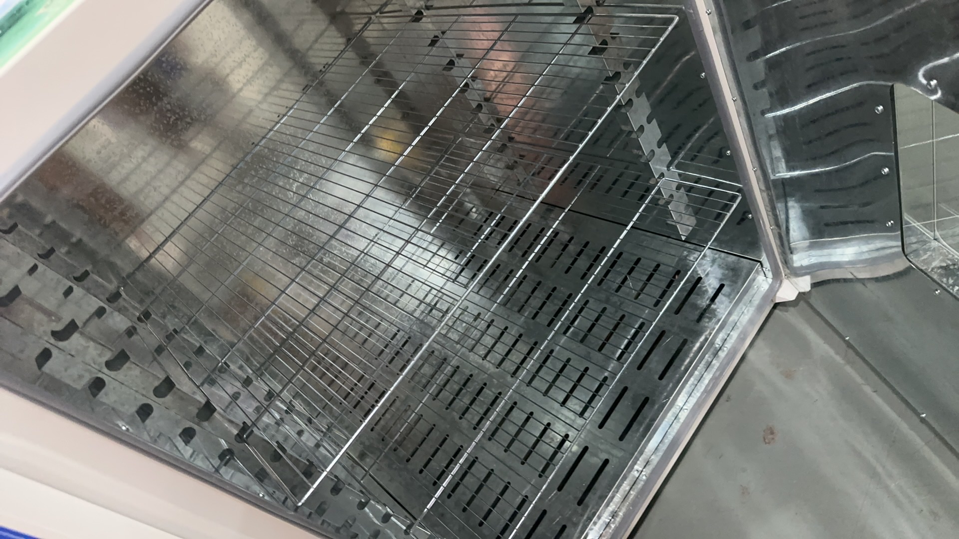 When making a wig to simulate a scalp in an oven, apply the German granular gelation heat to the oven at a constant temperature of 57 degrees for half an hour. The forming temperature accuracy is 1 degree, with a temperature difference of 220 volts. It is suitable for a 16-ampere current socket Specification image