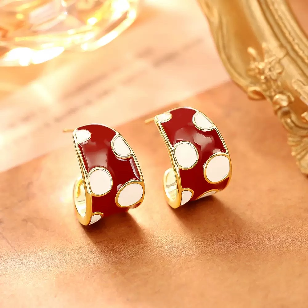 Ankela Red retro polka dot earrings, a niche design, Hong Kong-style fashionable and individual stud earrings, new autumn and winter earrings wholesale accessories, popular new styles in 2025 Specification image