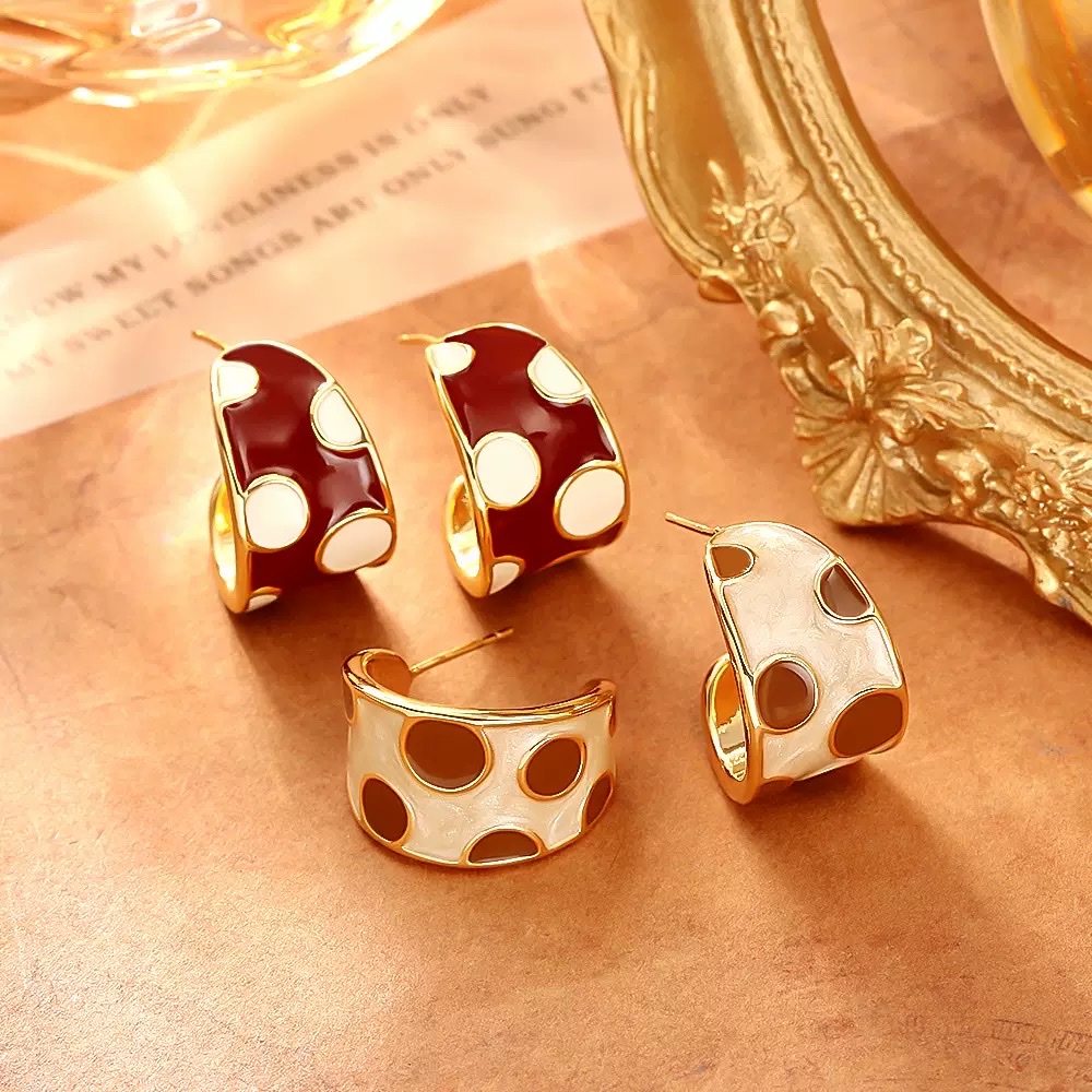 Ankela Red retro polka dot earrings, a niche design, Hong Kong-style fashionable and individual stud earrings, new autumn and winter earrings wholesale accessories, popular new styles in 2025