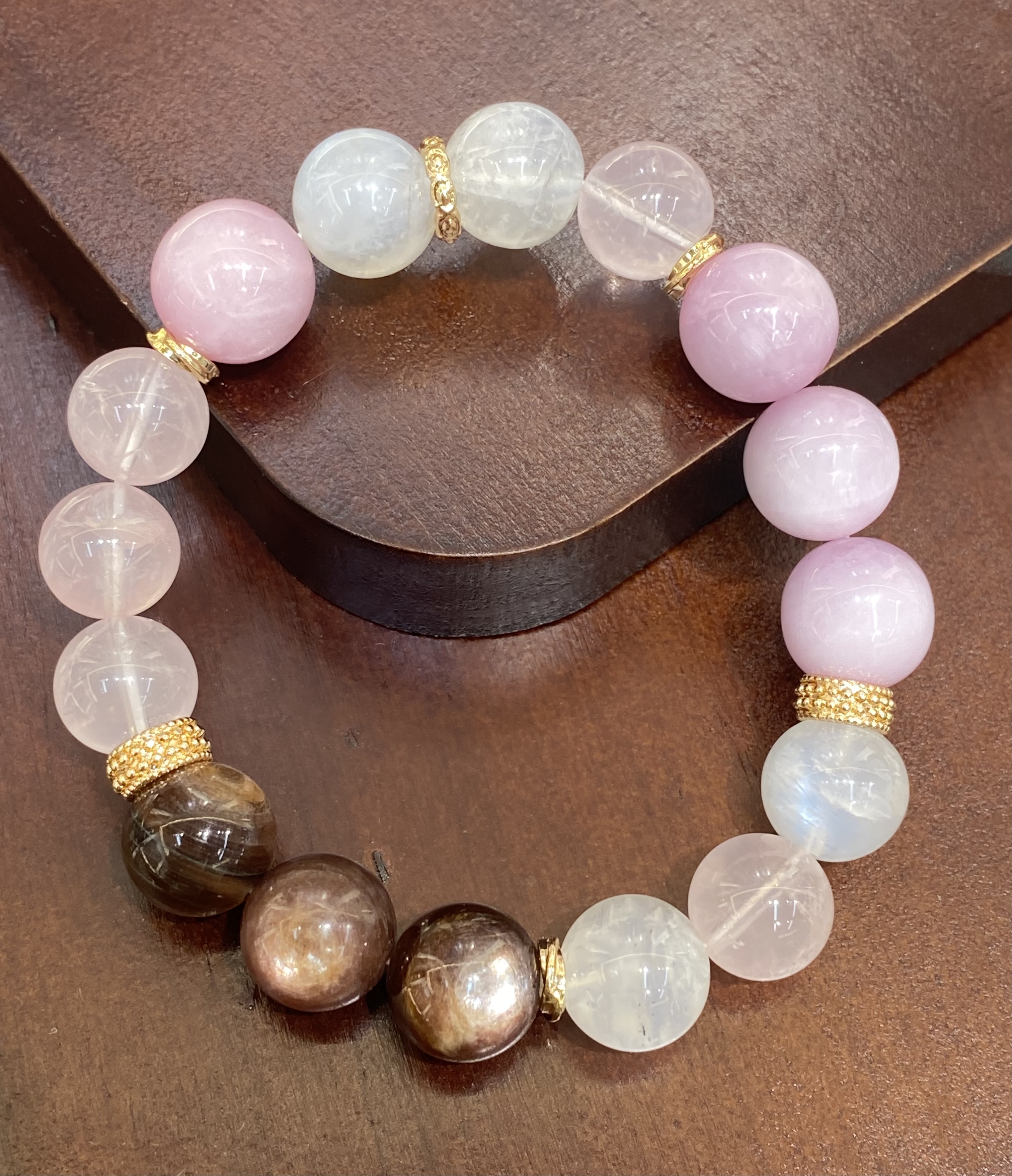 粉水晶白底实物图