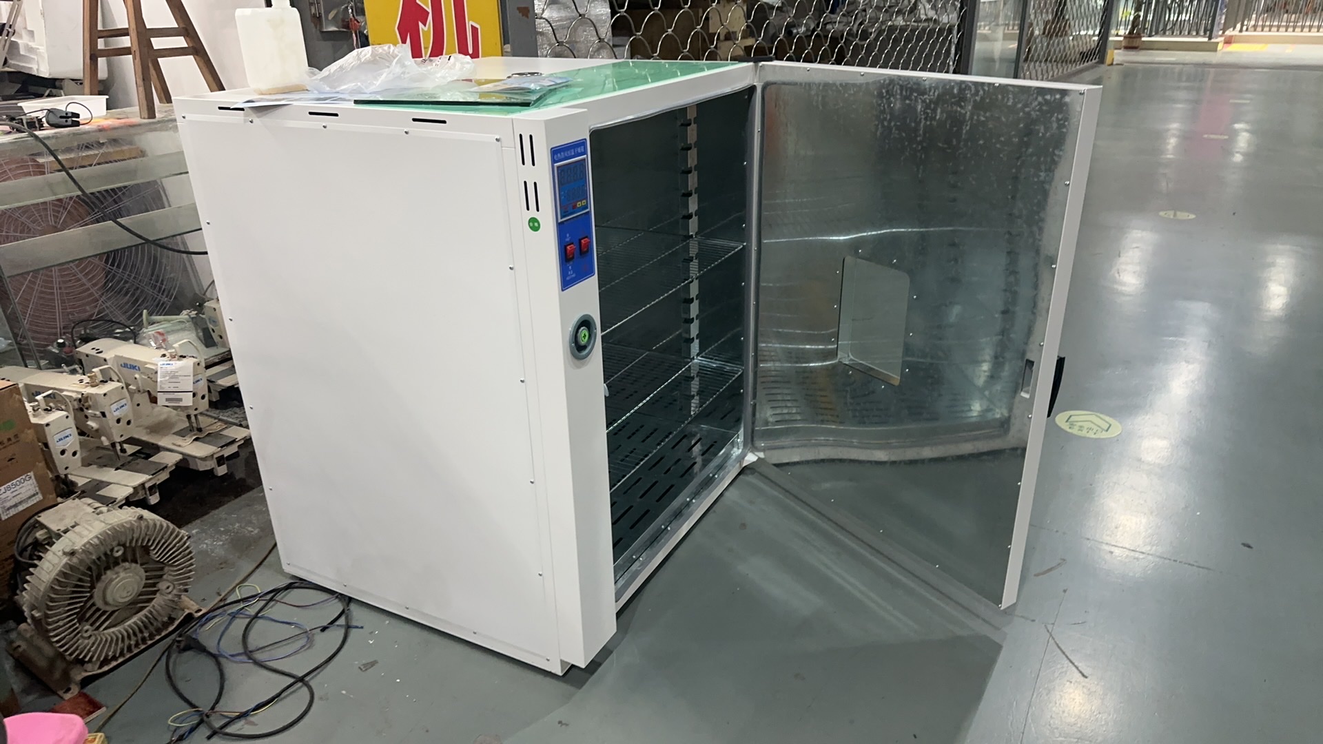 When making a wig to simulate a scalp in an oven, apply the German granular gelation heat to the oven at a constant temperature of 57 degrees for half an hour. The forming temperature accuracy is 1 degree, with a temperature difference of 220 volts. It is suitable for a 16-ampere current socket Item Picture