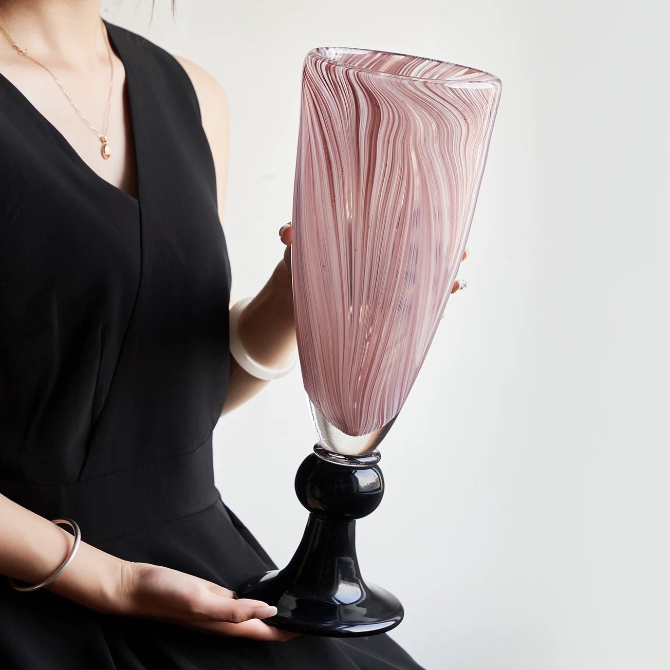 The vase has a French retro and high-end feel. It features water-grown fresh flowers such as lilies, phalaenopsis, and simulated locust flower buds. It is a large flower arrangement for the dining table