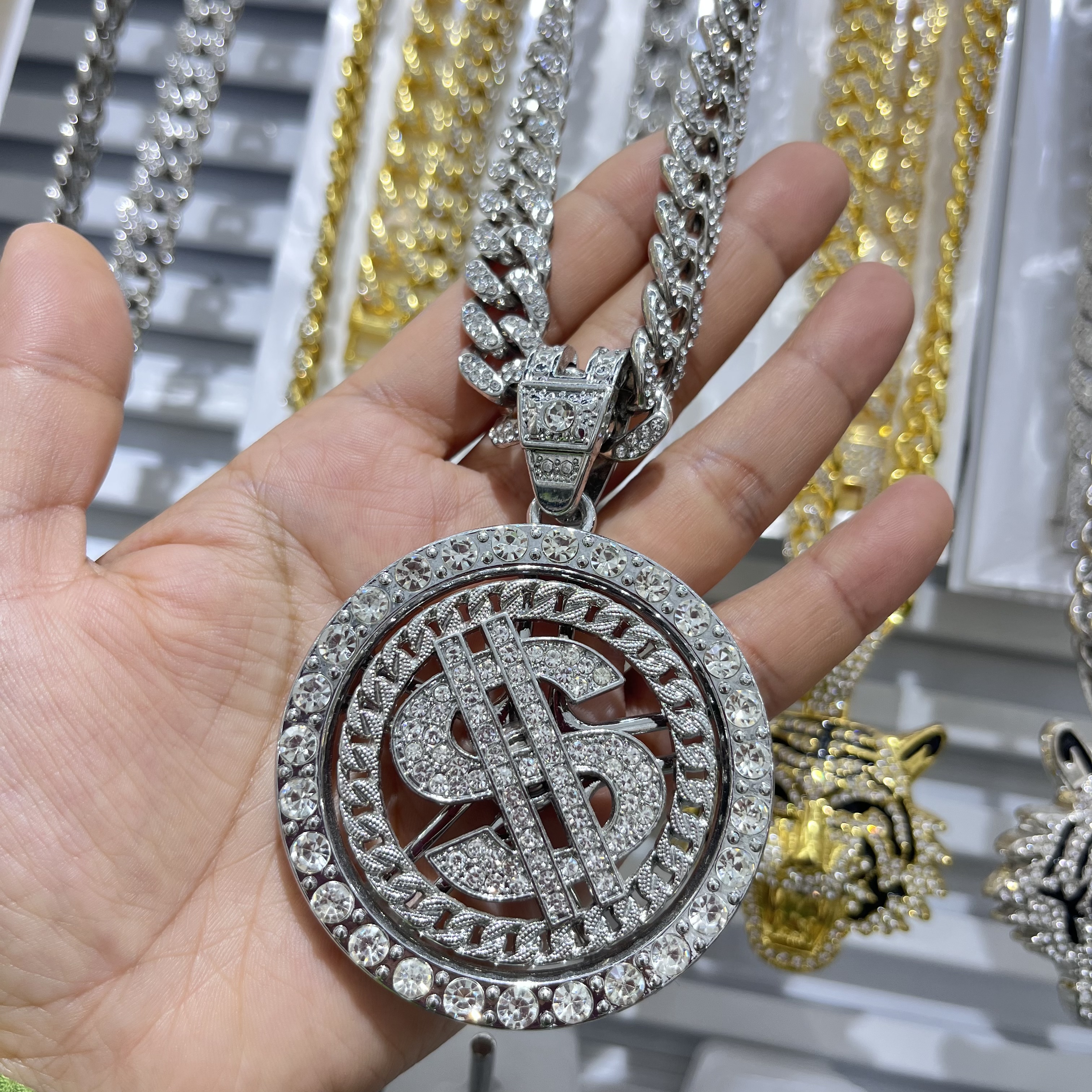 HIPHOPJEWELRY men's oversized pendant, a cross-border bestseller, is a full-diamond rotating US dollar pendant and a full-diamond Cuban chain rotating pendant Specification image