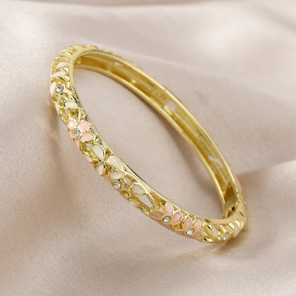 This retro and fashionable bracelet can be customized in color with spring dyeing. It is a simple and versatile ladies' bracelet accessory with enamel detail image 11