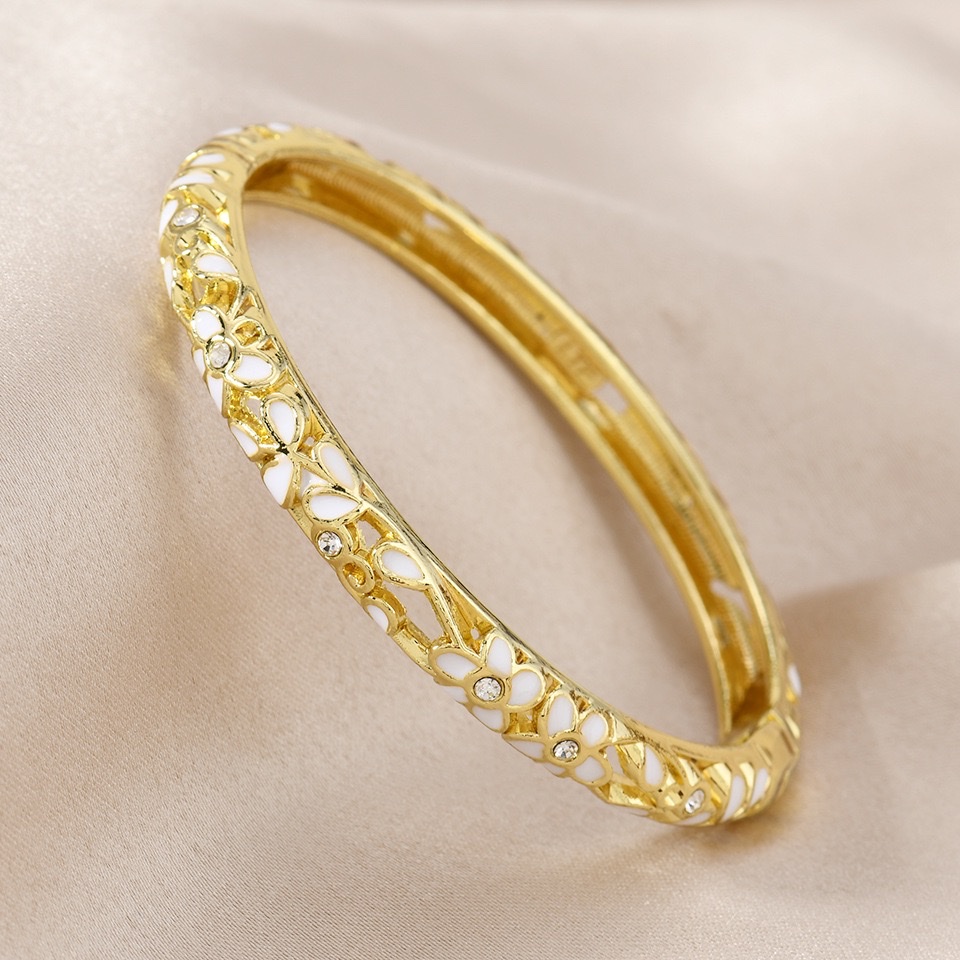 This retro and fashionable bracelet can be customized in color with spring dyeing. It is a simple and versatile ladies' bracelet accessory with enamel detail image 9