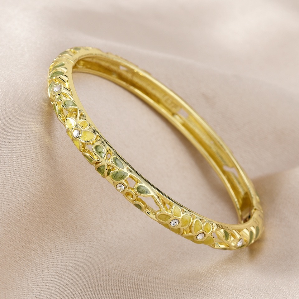 This retro and fashionable bracelet can be customized in color with spring dyeing. It is a simple and versatile ladies' bracelet accessory with enamel detail image 10