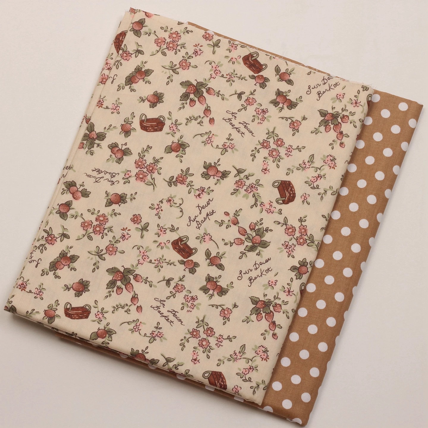 1.6-meter-wide, 40-count twill pure cotton fabric with country-style strawberry flower prints, handcrafted diy clothing bedding fabric details Picture