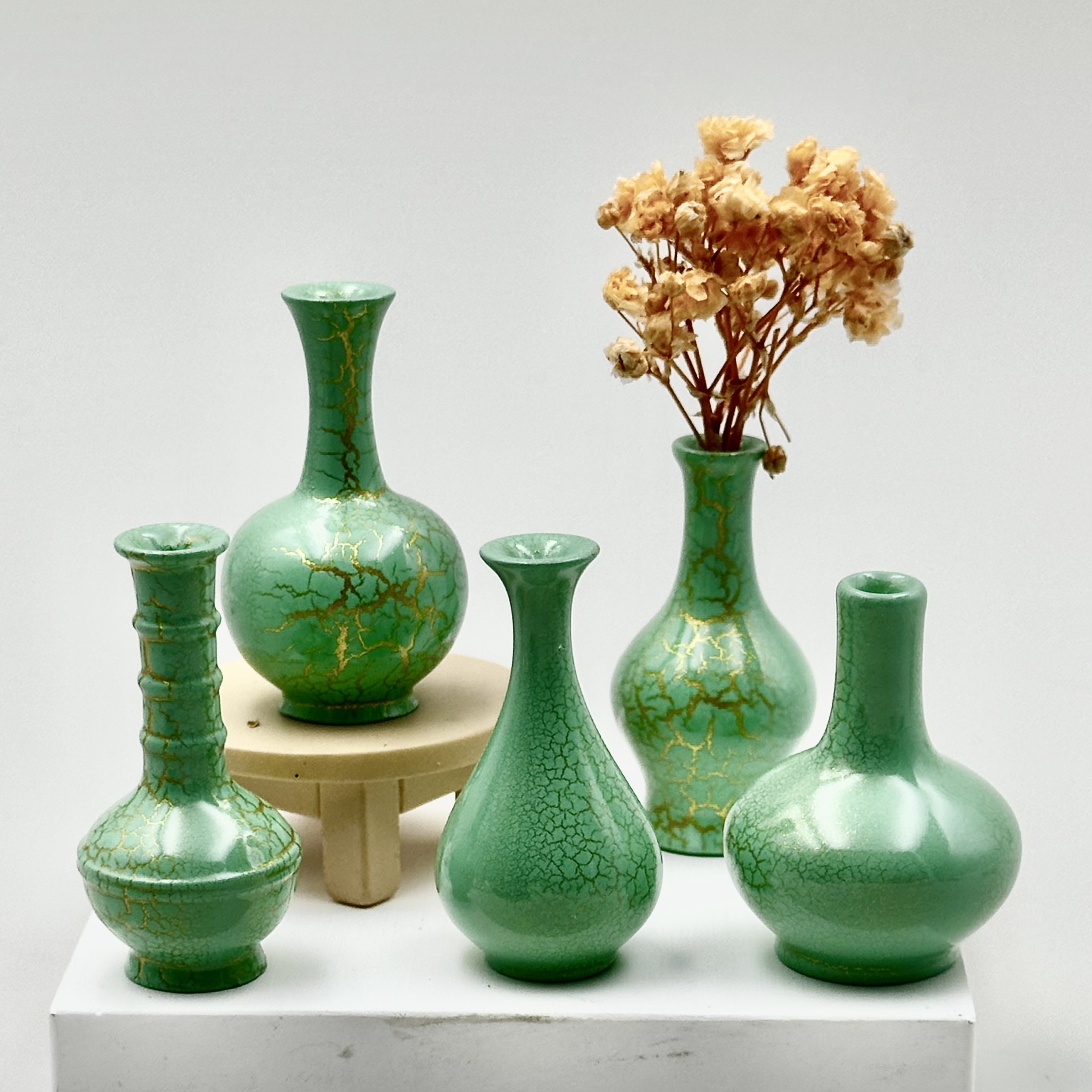 Simulated resin accessories, mini vases, miniature toys, micro-landscape toys, decorative items, diy house play, dollhouse decoration Application Scenario